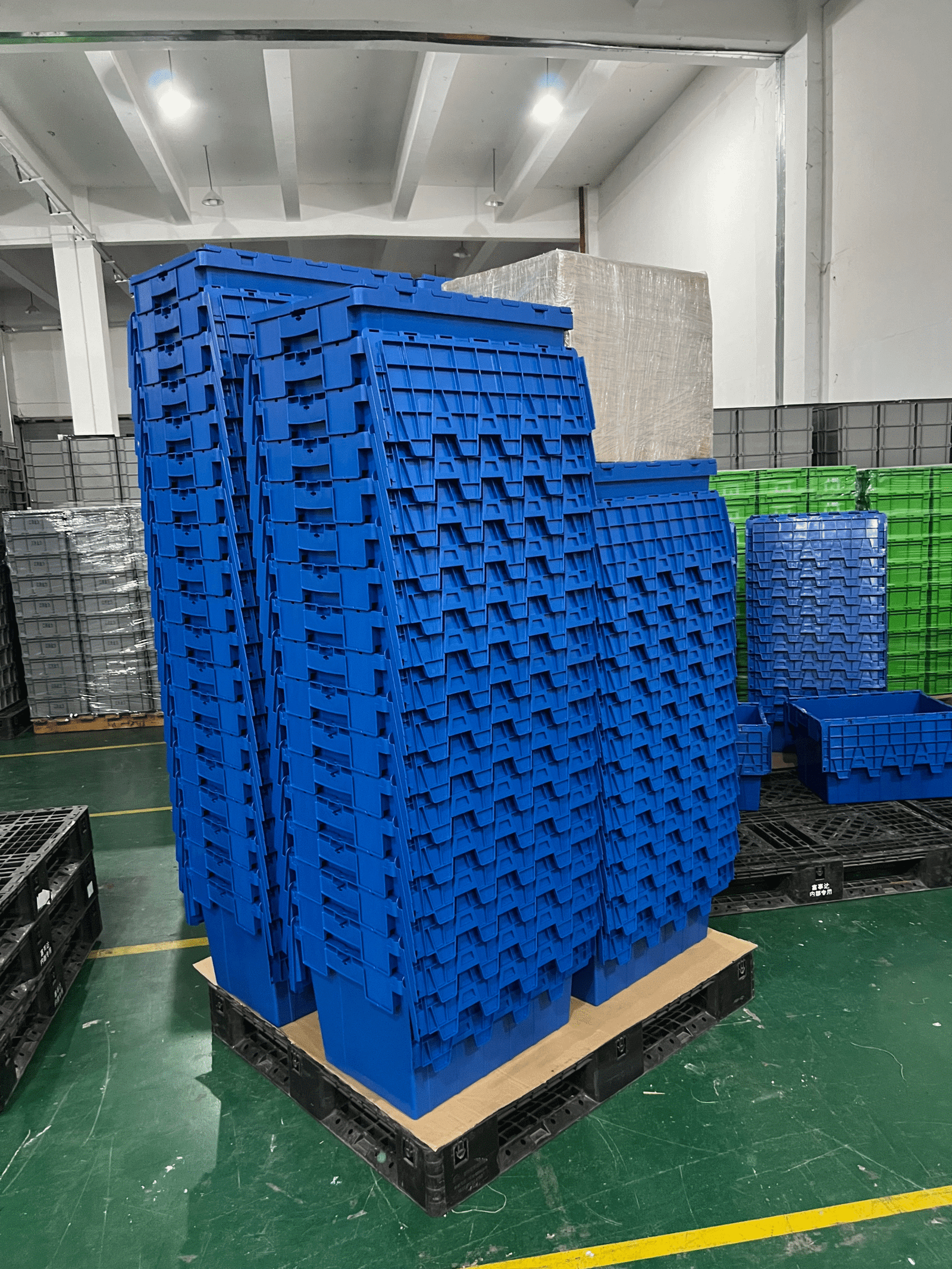 stackable plastic crates with lids for warehouse storage